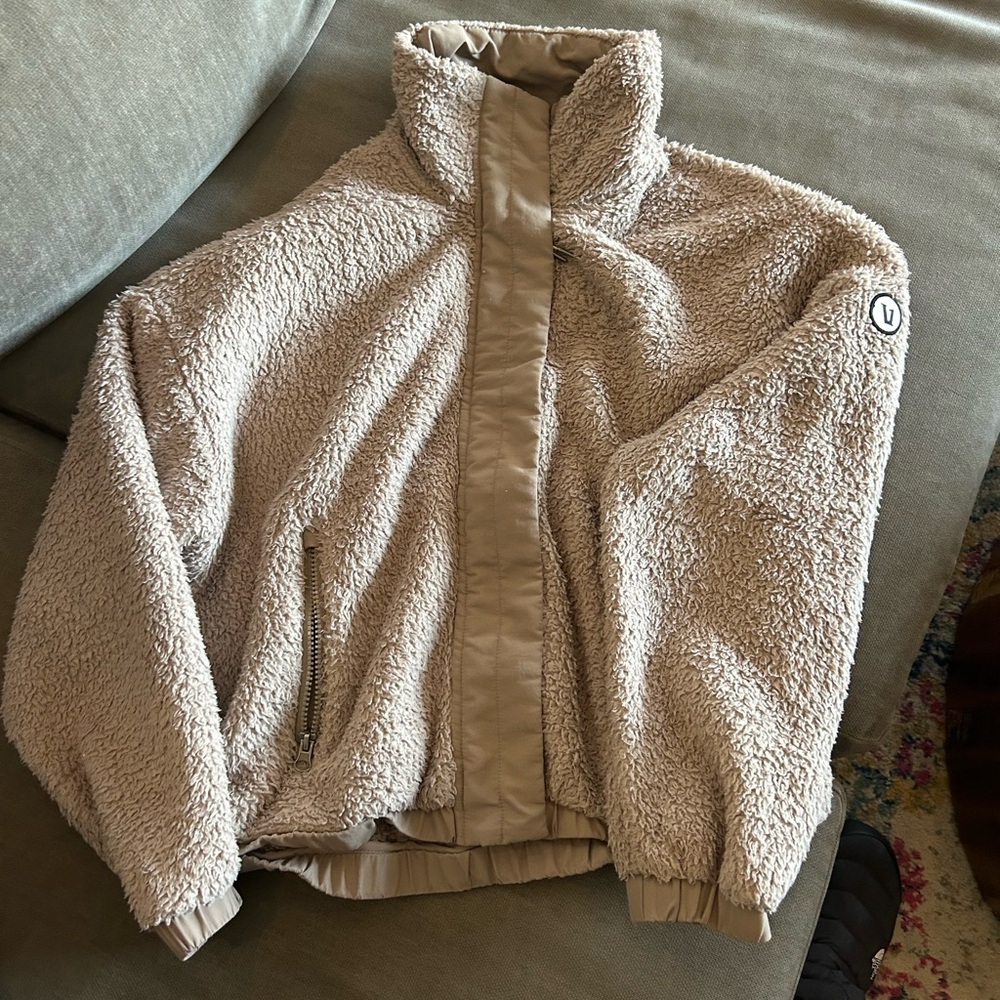 Vuori cropped fleece jacket.